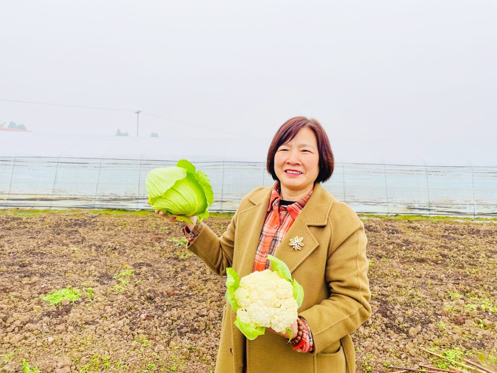 司萍在蔬菜基地.jpg